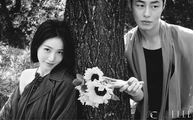 Kehadiran karakter Shin Ye Eun dalam kehidupan Lee Jae Wook mengubah segalanya. Ia kerap menawarkan bantuan hangat sebagai ‘pemandu’ pulau, seketika meruntuhkan tembok pertahanan yang dibangunnya agar tidak jatuh cinta. Foto: dok. ELLE Korea