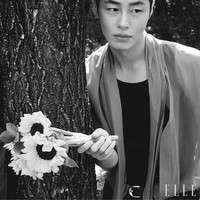 Kehadiran karakter Shin Ye Eun dalam kehidupan Lee Jae Wook mengubah segalanya. Ia kerap menawarkan bantuan hangat sebagai ‘pemandu’ pulau, seketika meruntuhkan tembok pertahanan yang dibangunnya agar tidak jatuh cinta. Foto: dok. ELLE Korea