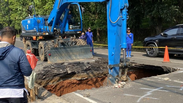 Ekskavator Dikerahkan Dinas SDA Benahi Jalan Amblas di Lenteng Agung