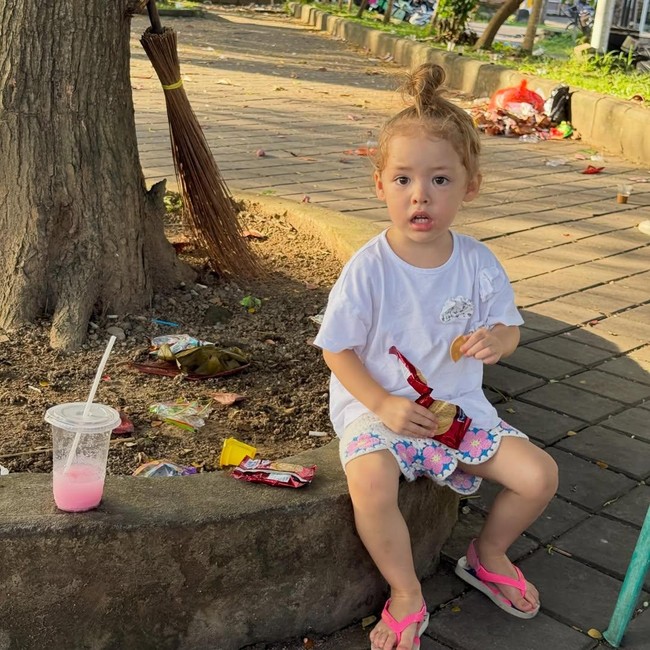 Lucunya Kamari Anak Jennifer Coppen saat Jajan di Warung Madura