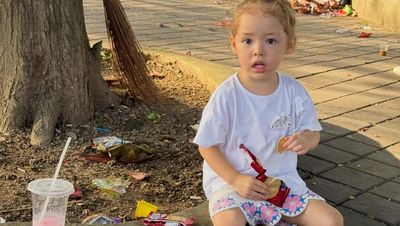 Lucunya Kamari Anak Jennifer Coppen saat Jajan di Warung Madura
