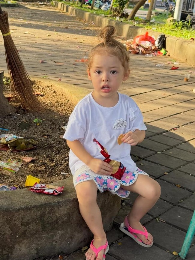Lucunya Kamari Anak Jennifer Coppen saat Jajan di Warung Madura