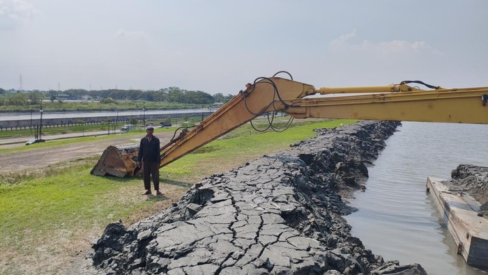 Tanggul penahan lumpur Lapindo yang ditinggikan oleh PPLS