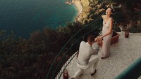 Paes melamar Luna Bijl di Isola Di Capri, di Italia. Ini adalah tempat yang mempunyai pemandangan bak lukisan, dengan perairan biru jernih ini, menjadi salah satu destinasi mewah. Foto: Instagram @maartenpaes/@lunabijl (fotografer: @alessioalbi)