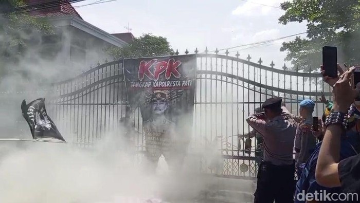 Massa menggelar aksi di Polresta Pati dan Kantor Bupati untuk menolak tambang, Jumat (29/5/2026).