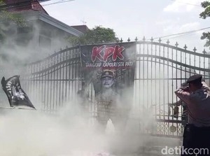 Demo Tolak Tambang Diwarnai Pembakaran Spanduk Gambar Kapolresta Pati