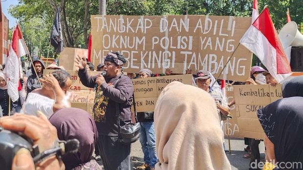 Massa menggelar aksi di Polresta Pati dan Kantor Bupati untuk menolak tambang, Jumat (29/5/2026). Massa menggelar aksi di Polresta Pati dan Kantor Bupati untuk menolak tambang, Jumat (29/5/2026).