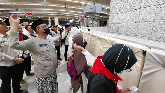 Menteri Haji dan Umrah (Menhaj) Mochamad Irfan Yusuf memantau pelaksanaan hari kedua lempar jumrah di kompleks Jamarat, Mina, Kamis (28/5/2026).
