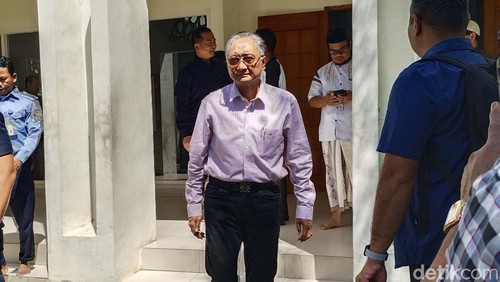 Menteri PUPR Dody Hanggodo memakai sandal jepit saat melaksanakan salat Jumat di Masjid Bandara Bima, NTB, Jumat (29/5/2026). (Foto: Rafiin/detikBali)