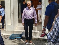 Momen Menteri PU Pakai Sandal Jepit Saat Salat Jumat di Masjid Bima