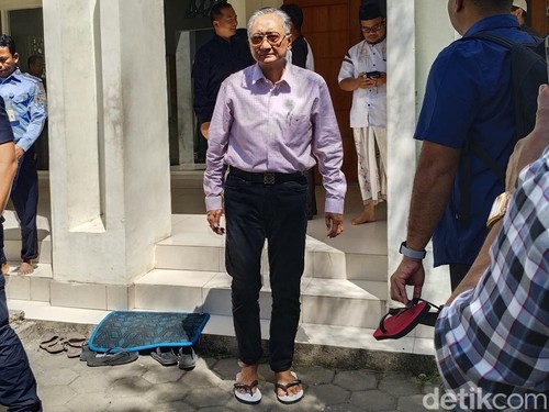 Menteri PUPR Dody Hanggodo memakai sandal jepit saat melaksanakan salat Jumat di Masjid Bandara Bima, NTB, Jumat (29/5/2026). (Foto: Rafiin/detikBali)