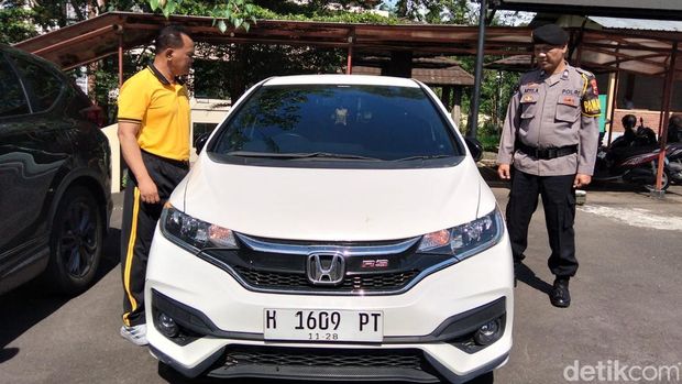 Mobil Honda Jazz milik sekeluarga yang tewas saat kamping telah diamankan di Polres Temanggung, Jumat (29/5/2026).