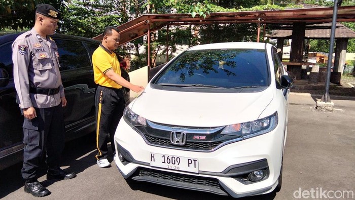 Mobil Honda Jazz milik sekeluarga yang tewas saat kamping telah diamankan di Polres Temanggung, Jumat (29/5/2026).