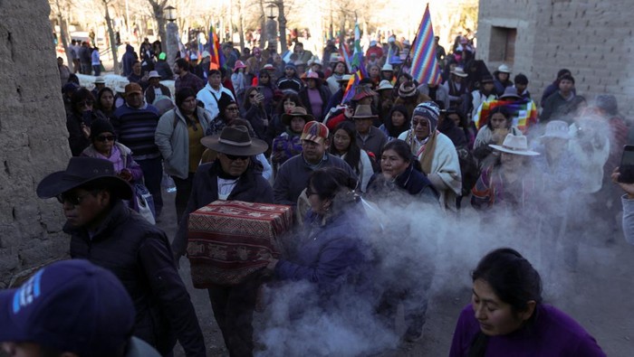 People participate in a ceremony following the return of the so-called “Child of Chani,” an Inca-era child mummy found frozen in 1905 at nearly 5,900 meters on a mountain, after being returned to a local indigenous community following about 120 years in a Buenos Aires museum, El Moreno, in Jujuy province, Argentina May 28, 2026. REUTERS/Gianni Bulacio
