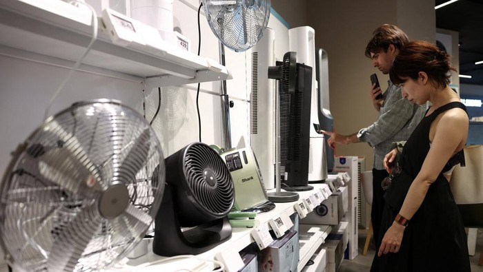 People browse fans and air conditioning units in a homeware store, amid a heatwave in Paris, France, May 28, 2026. REUTERS/Tom Nicholson