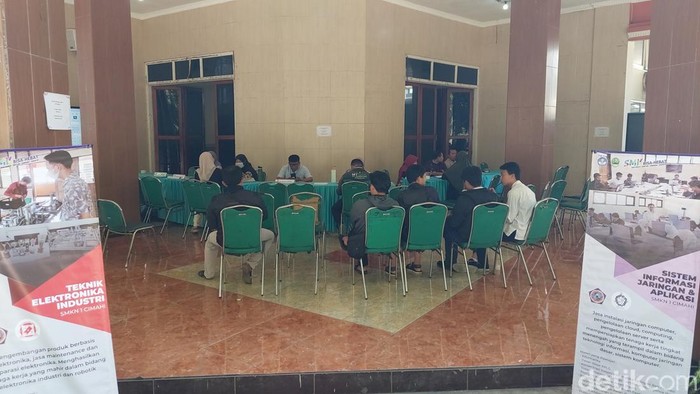 Orangtua Siswa Konsultasi Soal Pendaftaran SPMB di SMKN 1 Cimahi yang Jadi Sekolah Maung