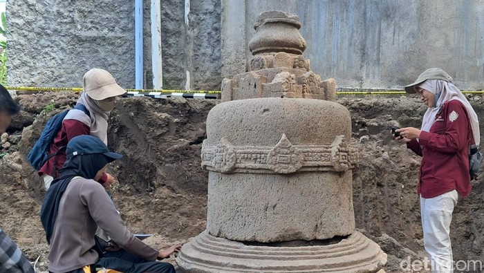 Pamong Budaya dari Balai Pelestarian Kebudayaan Jawa Tengah, mengecek temuan stupa di Desa Nepen, Kecamatan Teras, Kabupaten Boyolali, Jumat (29/5/2026).