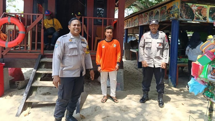 Patroli anggota Polres Blitar di tempat wisata