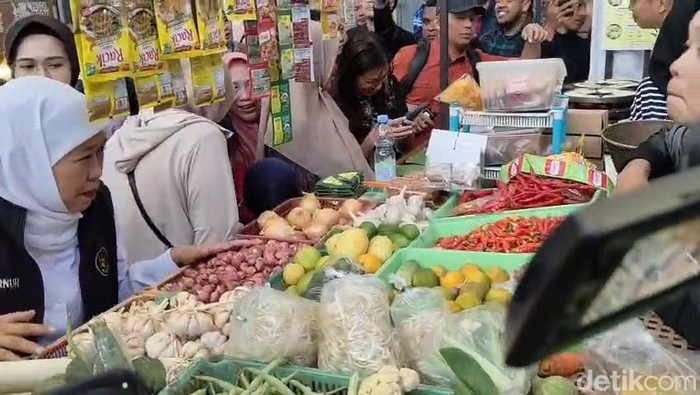 Pedagang cabai rawit di Pasar Klojen dan sidak Gubernur Jatim Khofifah Indar Parawansa.