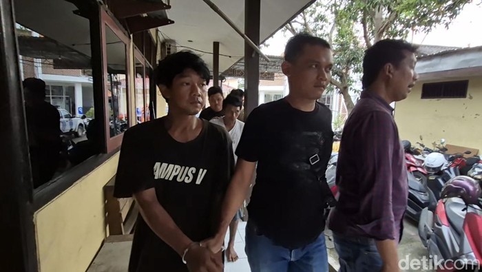 Pelaku curanmor saat digiring di Mapolres Kendal, Jumat (29/5/2025).