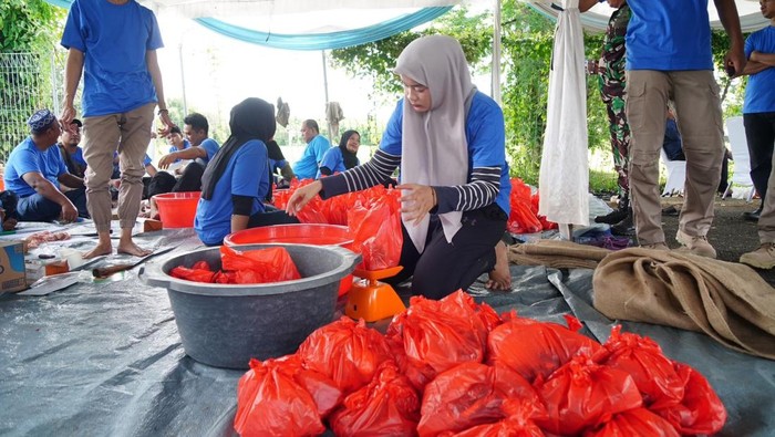 Pembagian hewan kurban yang disalurkan Pertamina Patra Niaga Sumbagsel