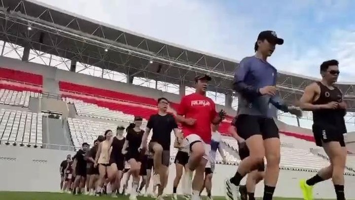 Penampakan komunitas lari memakai rumput lapangan Stadion Teladan Medan (Dok. Tangkapan layar media sosial)