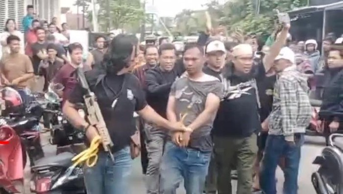 Pencuri motor diamankan polisi usai diikat dan dipukul warga di Makassar.