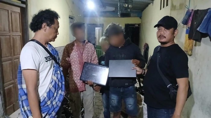 Dua pria saat ditangkap usai mencuri 6 laptop dan 1 LCD di sebuah SD di Pati, Jumat (29/5/2026).
