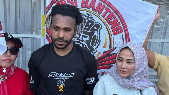 Pentolan Desi Banteng FC, Desi Prakasiwi saat menyaksikan turnamen Tarkam piala ketua PSSI Banyuwangi di lapangan Maron .