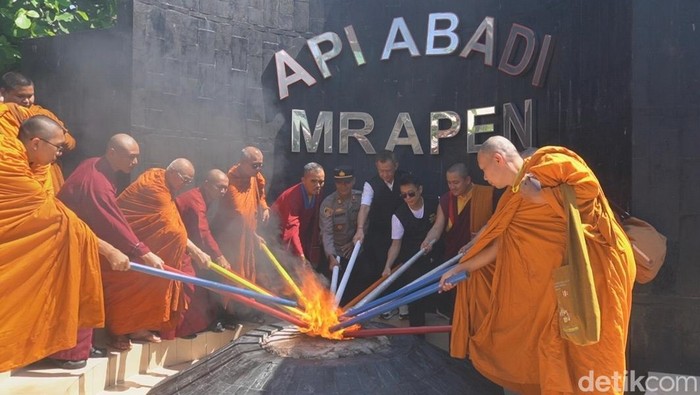 Pengambilan Api Dharma Waisak di Mrapen, Grobogan.