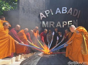 Prosesi Pengambilan Api Dharma Waisak di Situs Mrapen Grobogan