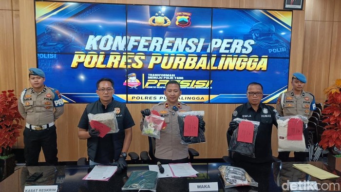 Rilis kasus pengeroyokan sekelompok pemuda Desa Kajongan, Kecamatan Bojongsari di Polres Purbalingga, Jumat (29/5/2026).