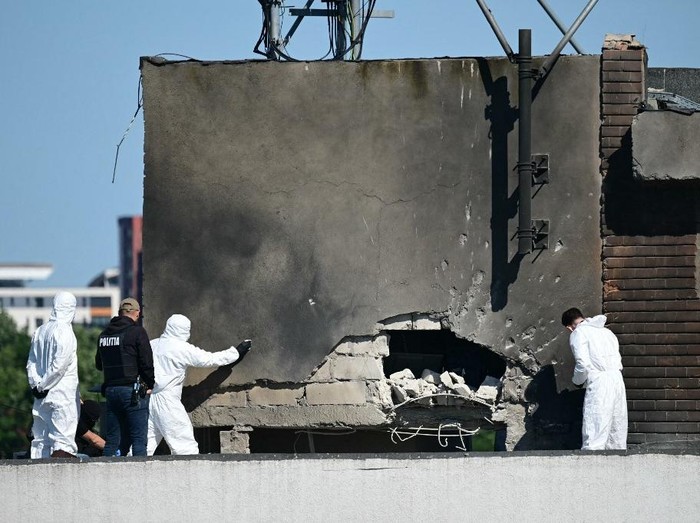 Penyelidik forensik memeriksa lokasi yang terdampak drone Rusia yang menghantam gedung apartemen di Galati, Rumania (AFP/DANIEL MIHAILESCU)