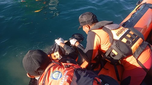 Petugas Basarnas mengevakuasi jasad Rianto (23), warga Majalengka, Jawa Barat, di perairan Pantai Lakey, Dompu, NTB, Jumat (29/5/2026). (Foto: Dok. Istimewa)