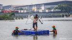 Petugas Bersihkan Waduk Belibis dari Ikan Sapu-sapu