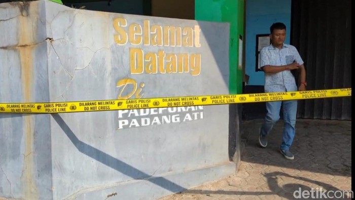 Polisi melakukan olah TKP di Ponpes Padang Ati.