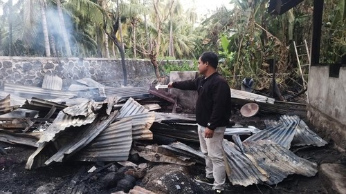 Polisi melakukan olah TKP kebakaran rumah di Lombok Utara, Jumat (29/5/2026). (Foto: Dok Polres Lombok Utara)