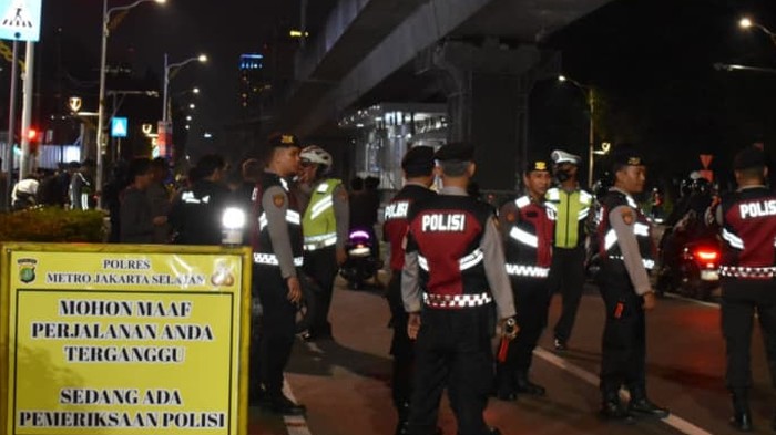 Polres Metro Jakarta Selatan melakukan patroli skala besar mengantisipasi kejahatan jalanan, Jumat (29/5/2026) dini hari.