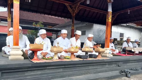 Prajuru Desa Adat Jegu, Kecamatan Penebel, Tabanan melakukan pecaruan Eka Sata pasca fenomena kemunculan bola api di wilayah desa. (Istimewa)