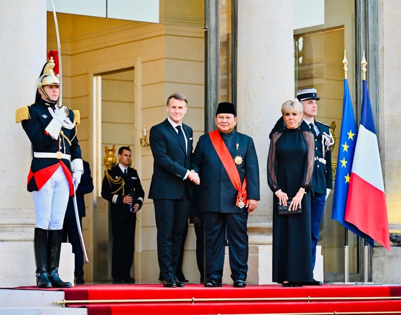 Presiden Republik Indonesia Prabowo Subianto menghadiri jamuan santap malam kenegaraan yang diselenggarakan oleh Presiden Republik Prancis Emmanuel Macron di Salle des FΓͺtes, Istana ΓlysΓ©e, Paris. Presiden Republik Indonesia Prabowo Subianto menghadiri jamuan santap malam kenegaraan yang diselenggarakan oleh Presiden Republik Prancis Emmanuel Macron di Salle des FΓͺtes, Istana ΓlysΓ©e, Paris.