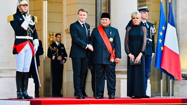 Presiden Republik Indonesia Prabowo Subianto menghadiri jamuan santap malam kenegaraan yang diselenggarakan oleh Presiden Republik Prancis Emmanuel Macron di Salle des Fêtes, Istana Élysée, Paris.