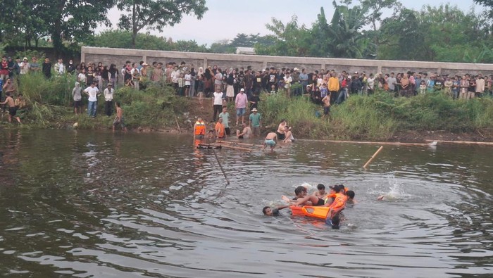 Proses pencarian dua siswa SMP di Sungai Citarum, Kabupaten Bandung