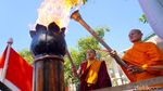Momen Khusyuk Pengambilan Api Dharma Waisak di Mrapen