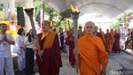 Momen Khusyuk Pengambilan Api Dharma Waisak di Mrapen