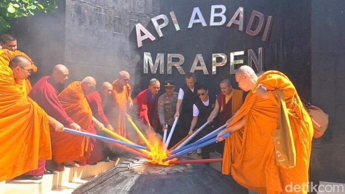 Prosesi pengambilan Api Dharma Waisak dari situs Api Abadi Mrapen di Desa Manggarmas, Kecamatan Godong, Grobogan, Jumat (29/5/2026).