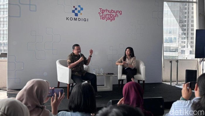 Registrasi SIM card biometrik menggunakan data pengenalan wajah bagi nomor HP baru akan diterapkan pada 1 Juli 2026.