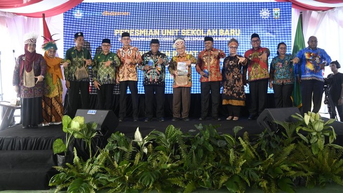 Revitalisasi sekolah di Papua Barat.