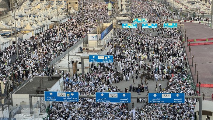 Ribuan jamaah haji dari berbagai negara berjalan pulang seusai melempar jumrah di Mina, Makkah, Arab Saudi, Rabu (28/5/2026) waktu setempat. Jamaah haji melempar jumrah dengan dua pilihan yakni Nafar Awal (11-12 Zulhijah) atau Nafar Tsani (11-13 Zulhijah). ANTARA FOTO/Citro Atmoko/sgd
