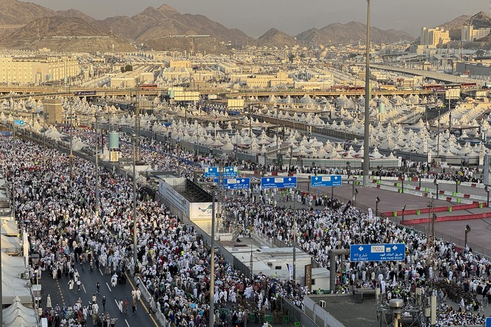 Ribuan jamaah haji dari berbagai negara berjalan pulang seusai melempar jumrah di Mina, Makkah, Arab Saudi, Rabu (28/5/2026) waktu setempat. Jamaah haji melempar jumrah dengan dua pilihan yakni Nafar Awal (11-12 Zulhijah) atau Nafar Tsani (11-13 Zulhijah). ANTARA FOTO/Citro Atmoko/sgd
