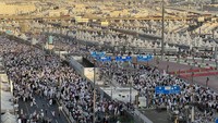 Arus jemaah terlihat berjalan kaki meninggalkan area Jamarat menuju tenda penginapan maupun jalur kepulangan. ANTARA FOTO/Citro Atmoko